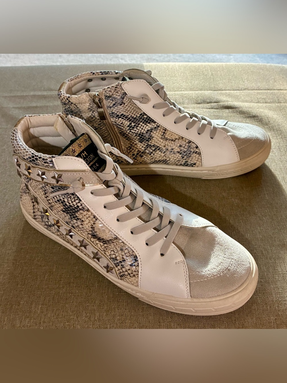 Vintage Havana Cliff Snake Grey Star
Studded High Top Sneakers Streetwear Size 9